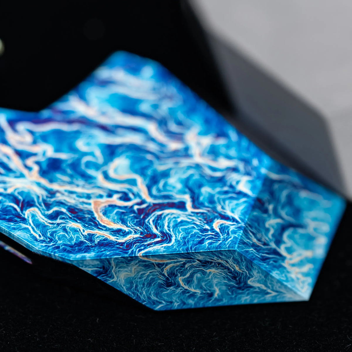 Close-up of the blue patterned finish on a VERTEX Talon pry tip